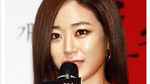 [우먼 동아일보 스타 뷰티] 영화 ‘돈의 맛’ 김효진의 매혹적인 변신, ‘레드 글로우 메이크업’ 노하우 공개!