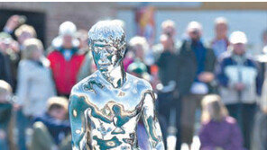 덴마크 인어공주 100년 만에 반쪽 찾아