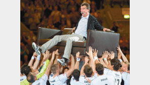 전설의 감독 고별전 특별한 ‘소파 헹가래’