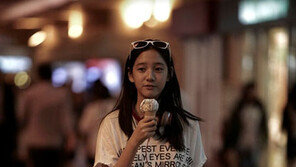 티아라 다니 강남 포착 “아이스크림 먹는 모습 넘 귀여워”