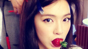 가희, 새빨간 딸기 입에 물고…‘묘하게 섹시’