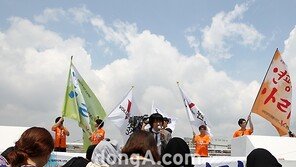 [SD포토] 김장훈, 여객선에서 기자회견 ‘신선하네’