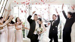 주비트레인, 웨딩사진서 만취에 진한 키스… ‘색다르네’