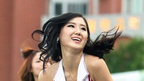 치어리더, 한뼘핫팬츠 차림…좌우로 ‘흔들’