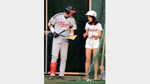 [포토] 이병규, 상대팀 배트걸과 밀담 ‘화기애애’