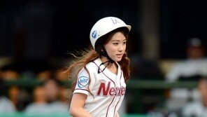 [포토] 넥센 배트걸, 아찔한 뜀박질 ‘후광 비치네~’
