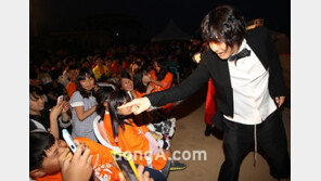 [SD포토] 김장훈 인기, 아이돌 못지 않네~