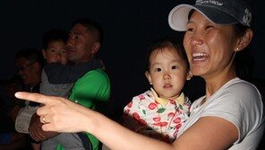 [SD포토] 연평도 주민, 아이와 함께 즐거운 공연관람