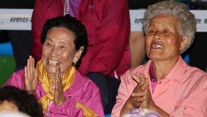 [SD포토] 연평도 주민들, 노랫가락에 맞춰 박수