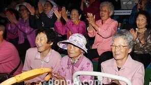 [SD포토] 연평 할머니들 웃음꽃 ‘아이고 좋다~’