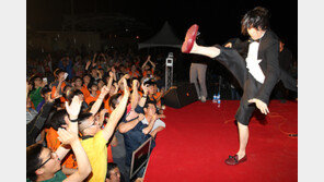 김장훈, ‘내 사랑 연평도’ 평화의 발차기 작렬!