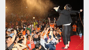 [SD포토] 김장훈 뿜은 물은 성수? 연평주민들 ‘열광’