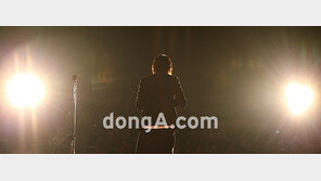 [SD포토] 김장훈, 연평도 평화의 빛? ‘눈부셔’