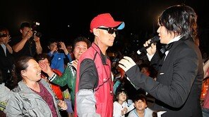 [SD포토] 김장훈, 초근접 팬서비스