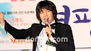 [SD포토] 김장훈, 강한 삿대질(?) ‘평화 1번지 연평도’