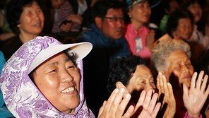 [SD포토] 연평주민들, 행복한 미소 ‘김장훈씨 최고~’