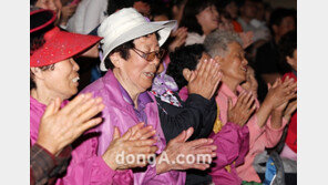 [SD포토] 연평 할머니들, 소녀로 돌아간 듯 ‘해맑은 미소’