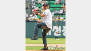 [포토] 이수근, 프로선수 뺨치는 자세 ‘명품시구’