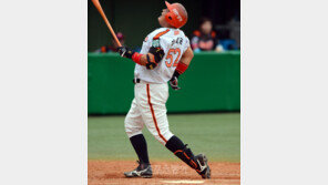 [포토] 김태균, 김성배 사구로 ‘뿔낫다!’