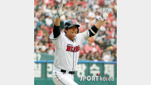 [포토] 김동주, 끝내기 안타 ‘해낸 두목곰!’