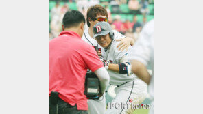 [포토] 김동주, 동료들의 격한 축하 ‘이때 아니면 언제 때려?’