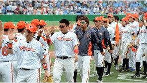 [포토] 김태균, 김성배 이겨서 그런가? 기분좋아~