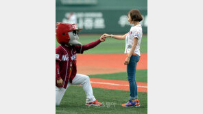 [포토] 임정은에게 반한 턱돌이 무릎까지…