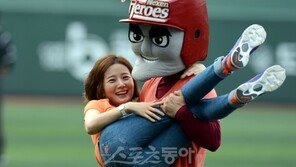 [포토] 임정은, 턱돌이에게 안겨서 행복한 퇴장(?)