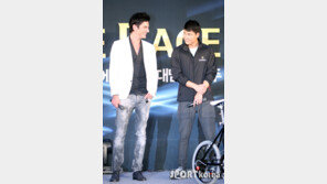 [포토] 정우성, 막심에게 꿀리지 않는 비율