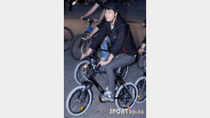 [포토] 정우성, 헬멧 써도 빛나는 후광 비주얼