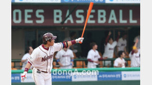 [포토] 강정호, 투런홈런으로 ‘으쓱’