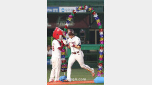 [포토] ‘센스만점’ 턱돌이, 강정호를 위한 특별 세레머니 준비