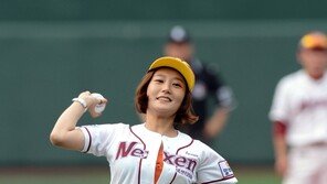 [포토] 임정은, 볼륨감 이정도 였나? 시구 도중 ‘단추 분출’