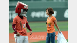 [포토] ‘시구’ 임정은, 상의 탈의 ‘턱돌이 긴장해~’