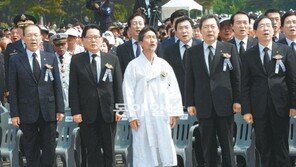 현충일 추념식… 애국가 부르는 강기갑