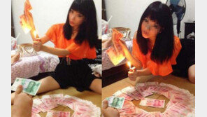 철없는 학생들의 ‘돈장난’… 지폐 수십 장 태우며 깔깔깔!