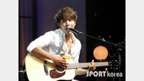 [포토] 정용화, 셔츠 단추 3개 풀고 기타연주…女心 ‘황홀경’