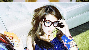 크리스탈에 이어 빅토리아도 파란 눈, “새 콘셉트 뭘까?”