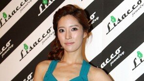 [포토] 왕빛나, 너무 더웠나? ‘쇄골 노출’ …시원한 여름 패션 