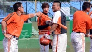 [포토] 홍성흔, 김성배-김태균 훈훈한 사이 질투(?)