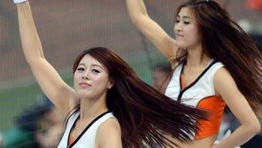 [포토] 치어리더, 늘씬 몸매로 관중석 압도