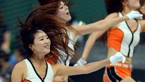 [포토] 치어리더, 탄탄한 꿀벅지 들어올리고~