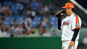 [포토] 한숨 밖에 안나오는 류현진