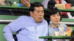 [포토] 류현진 부모님, 날아간 아들의 승…‘아쉬워’