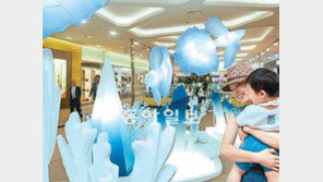 백화점-쇼핑몰 여름맞이 매장 새 단장 눈길… ‘매장이야? 바닷속이야?’