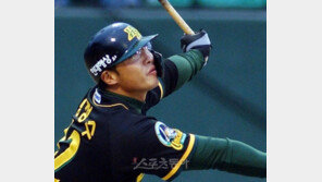 담장 53개 넘기고도 2위 심정수 “라이언킹 미워!”