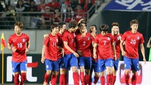 머리로 두 골…김기희 영웅으로 떴다