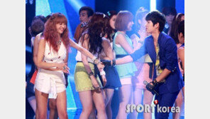 [포토] 지나, 인피니트 우현이 손잡아주자…‘눈웃음’ 폭발