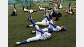 [콤팩트뉴스] 박찬호, 제주도에서 온 꿈나무 2명과 일대일 훈련 外