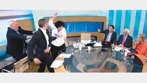 재총선 앞둔 그리스 ‘막장 토론’… 생방송 중 극우 의원이 반대파 女의원 폭행